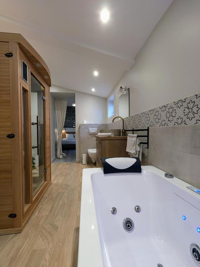 Le Boheme, Sauna & Spa Riorges Exterior foto